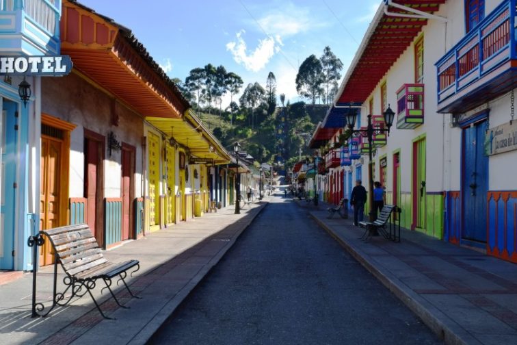 salento-quindio-people-colombia-alley-colors