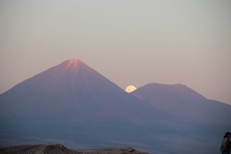 volcano-licancabur-san-pedro-de-atacama-nature-moon